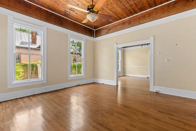504 Gresham ST, Smithville, TX 78957