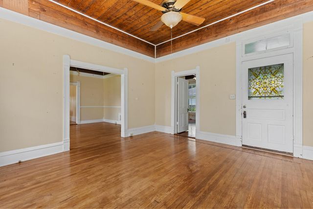 504 Gresham ST, Smithville, TX 78957