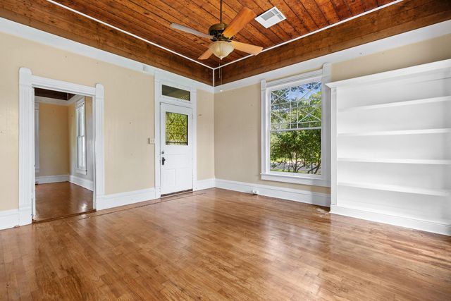 504 Gresham ST, Smithville, TX 78957