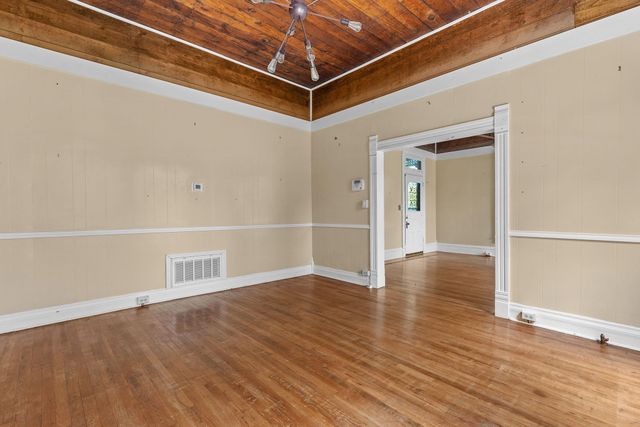 504 Gresham ST, Smithville, TX 78957