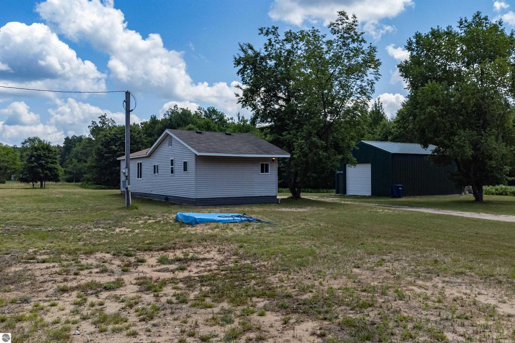 10241 W Gladwin Road, Lake, MI 48632