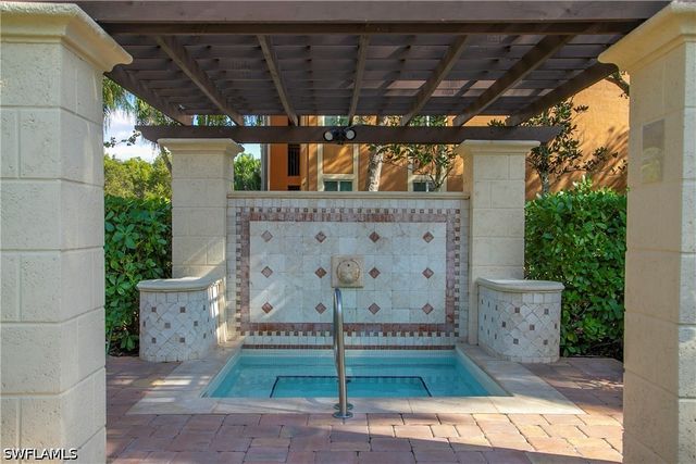 1105 Reserve CT 305, Naples, FL 34105