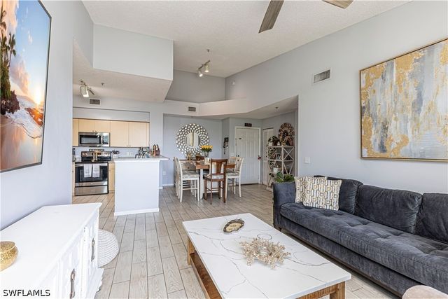 1105 Reserve CT 305, Naples, FL 34105