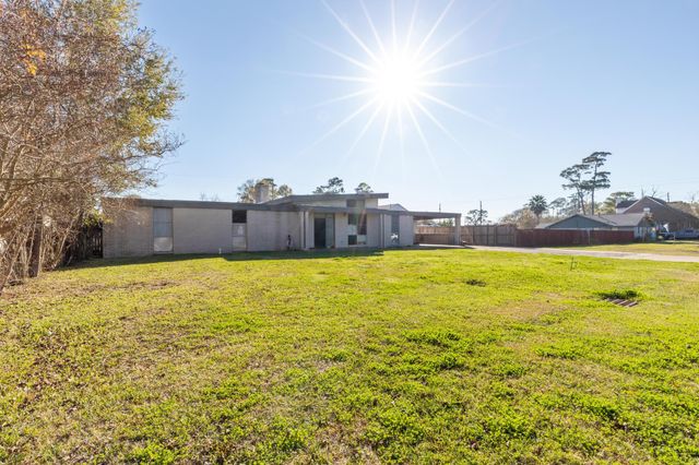 627 Baywood Street, La Porte, TX 77571