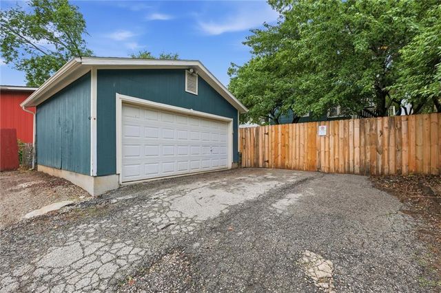 901 W White Oak Street, Independence, MO 64050