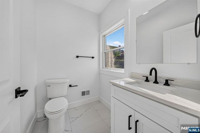 85-87B Echo, Elmwood Park, NJ 07407