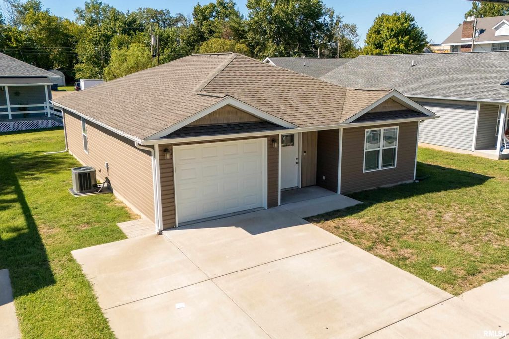 504 S MECHANIC Street, Marion, IL 62959