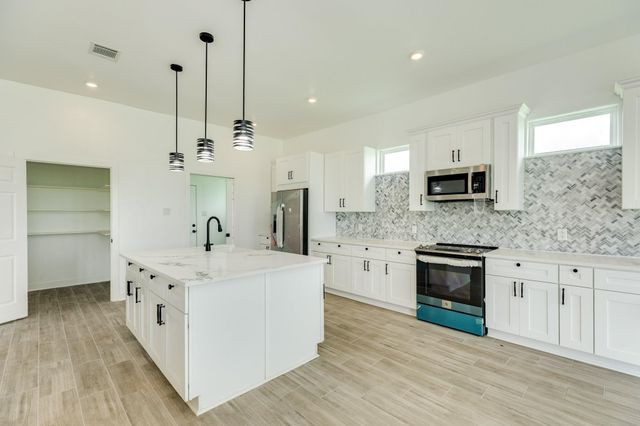 302 Colt Trail, Angleton, TX 77515