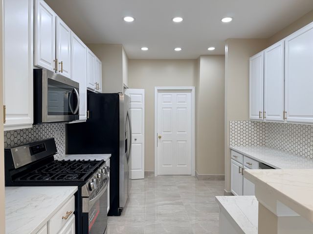 431 PINE LAKE Circle, Vernon Hills, IL 60061