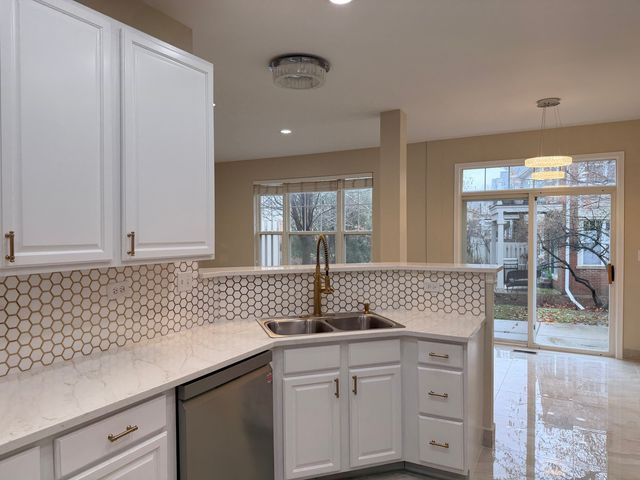 431 PINE LAKE Circle, Vernon Hills, IL 60061