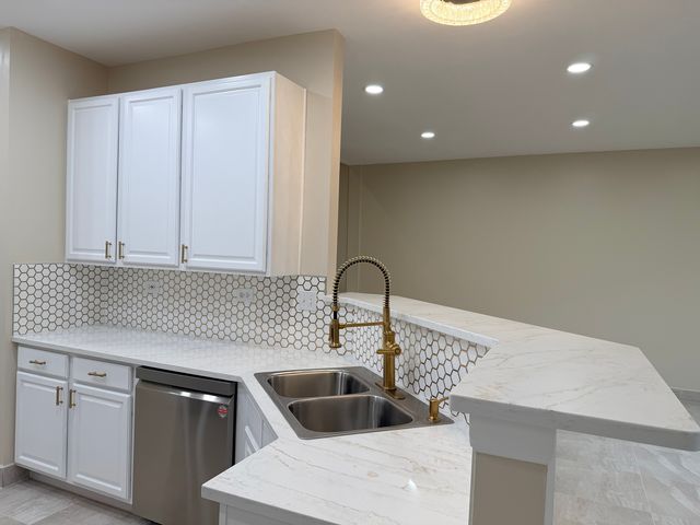 431 PINE LAKE Circle, Vernon Hills, IL 60061