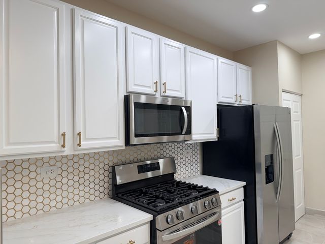 431 PINE LAKE Circle, Vernon Hills, IL 60061