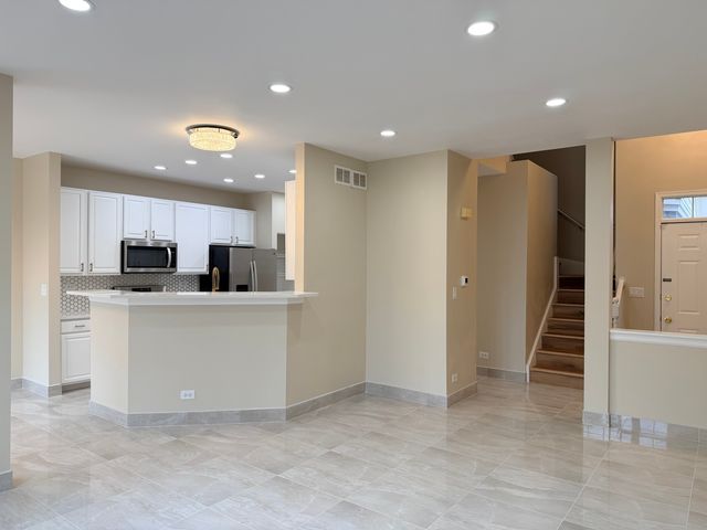 431 PINE LAKE Circle, Vernon Hills, IL 60061