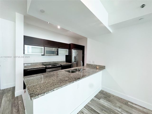 951 Brickell Ave 801, Miami, FL 33131