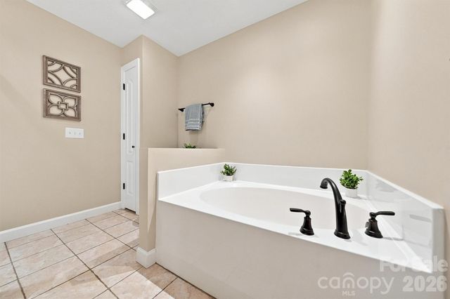 6011 Dockside Drive, Hickory, NC 28601