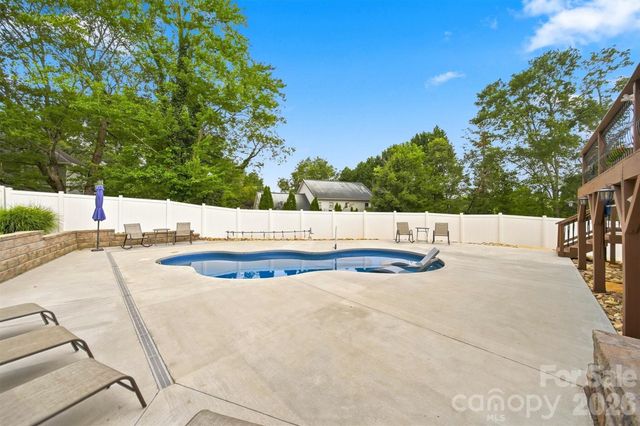6011 Dockside Drive, Hickory, NC 28601
