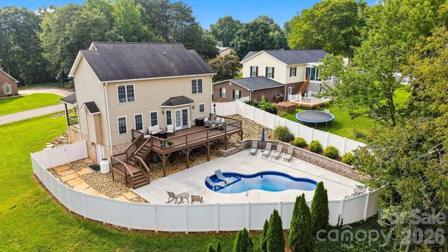 6011 Dockside Drive, Hickory, NC 28601