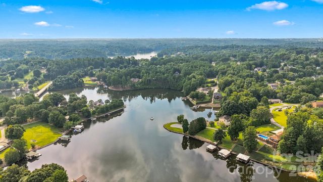6011 Dockside Drive, Hickory, NC 28601