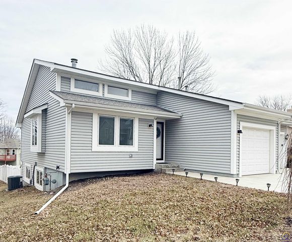 3504 SW Eveningside DR, Topeka, KS 66614