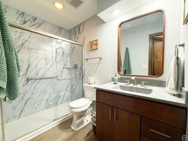 3504 SW Eveningside DR, Topeka, KS 66614