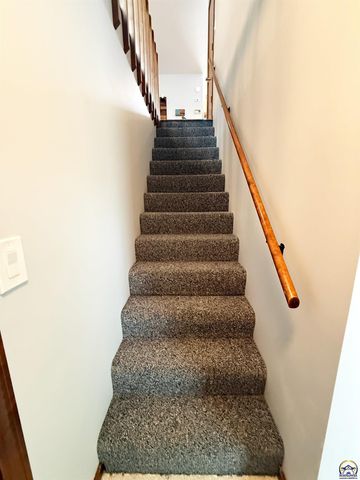 3504 SW Eveningside DR, Topeka, KS 66614