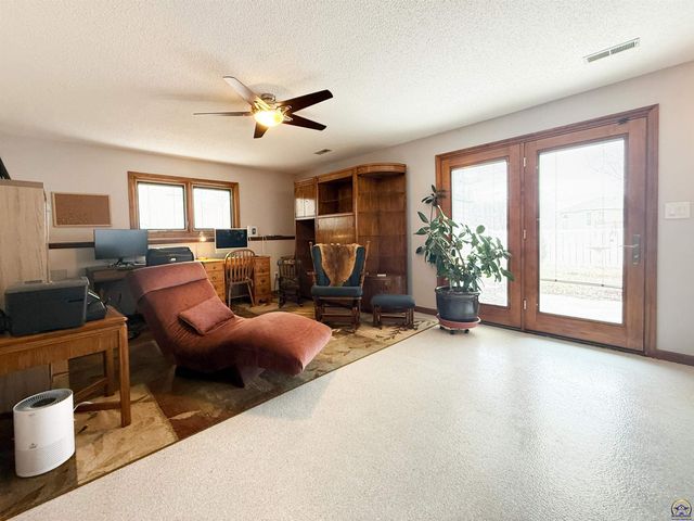 3504 SW Eveningside DR, Topeka, KS 66614