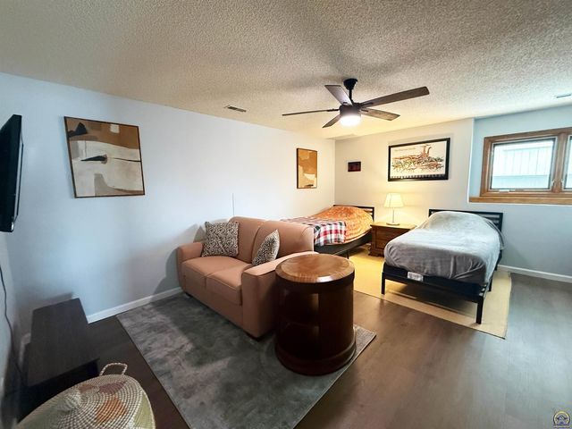 3504 SW Eveningside DR, Topeka, KS 66614