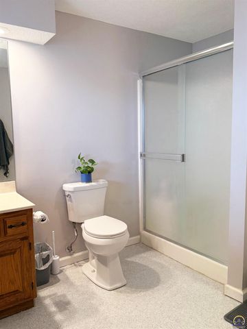 3504 SW Eveningside DR, Topeka, KS 66614