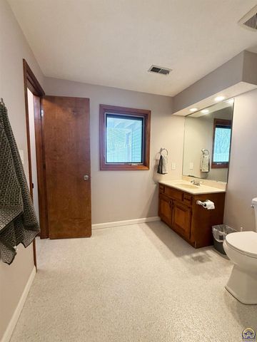 3504 SW Eveningside DR, Topeka, KS 66614