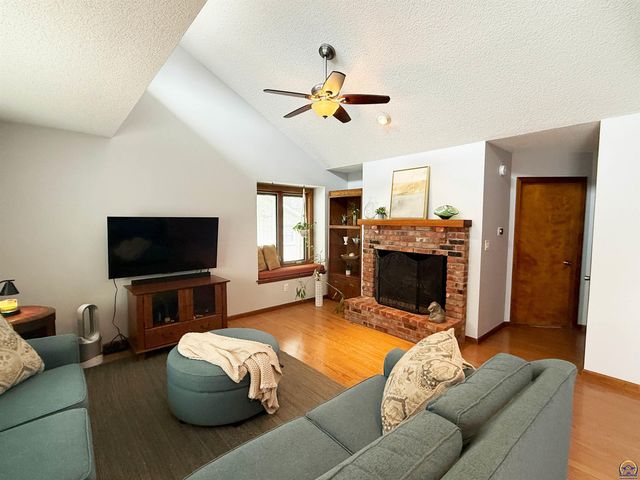 3504 SW Eveningside DR, Topeka, KS 66614