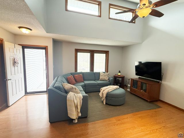 3504 SW Eveningside DR, Topeka, KS 66614