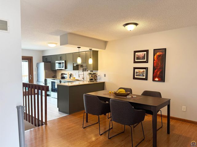 3504 SW Eveningside DR, Topeka, KS 66614