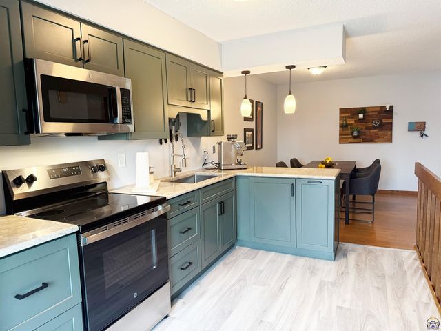 3504 SW Eveningside DR, Topeka, KS 66614