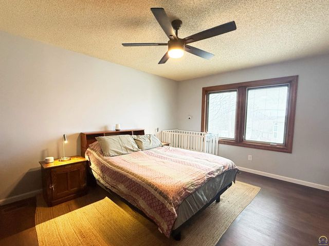 3504 SW Eveningside DR, Topeka, KS 66614