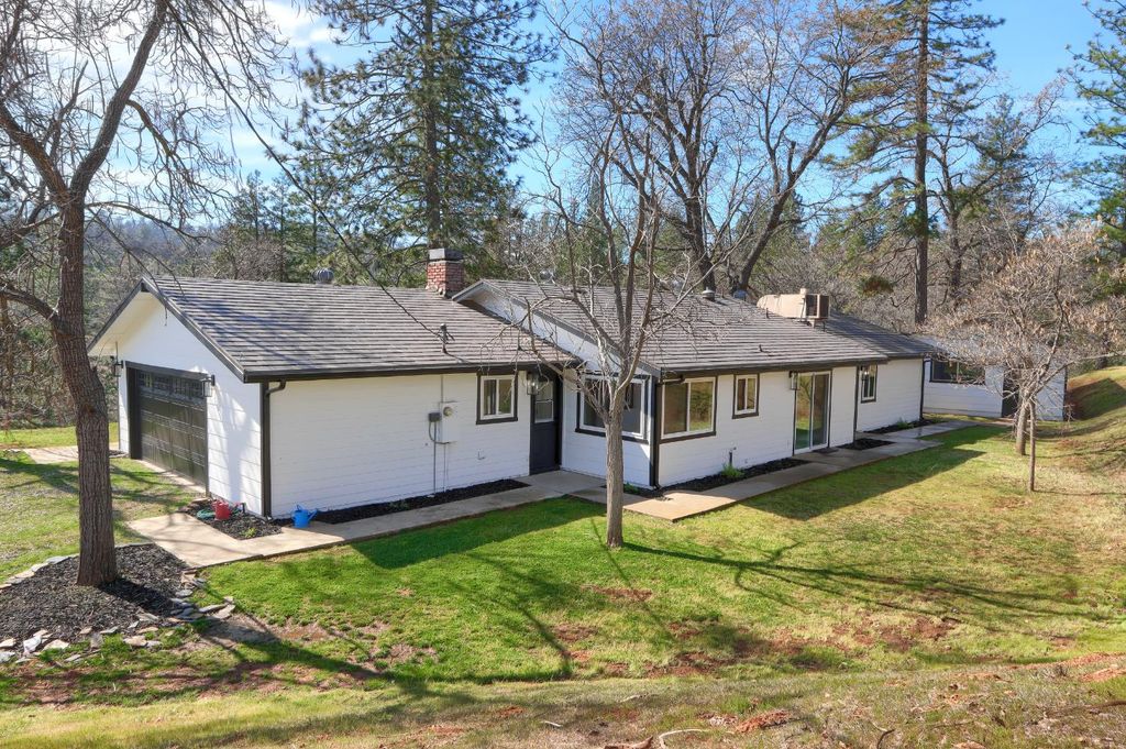 Image 1 of property listing at 5518 E Whitlock, Mariposa, CA 95338