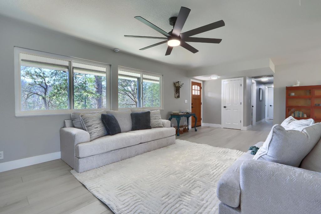 Image 11 of property listing at 5518 E Whitlock, Mariposa, CA 95338