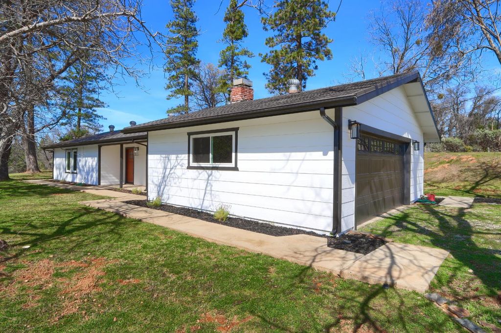 Image 3 of property listing at 5518 E Whitlock, Mariposa, CA 95338