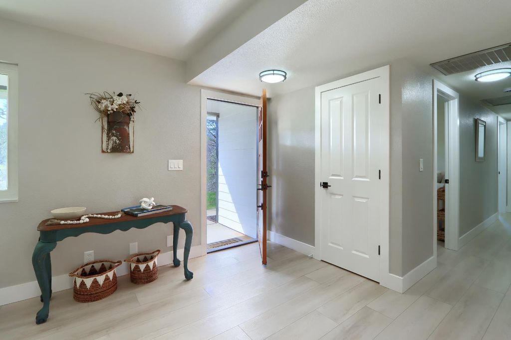 Image 6 of property listing at 5518 E Whitlock, Mariposa, CA 95338