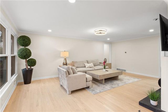 4808 W 77th Terrace, Prairie Village, KS 66208