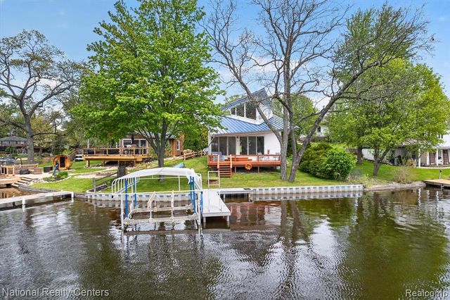 11505 Sunset Boulevard, Pinckney, MI 48169