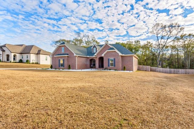 303 White Oak Dr, New Brockton, AL 36351