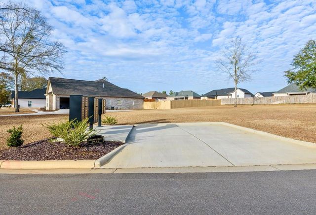 303 White Oak Dr, New Brockton, AL 36351