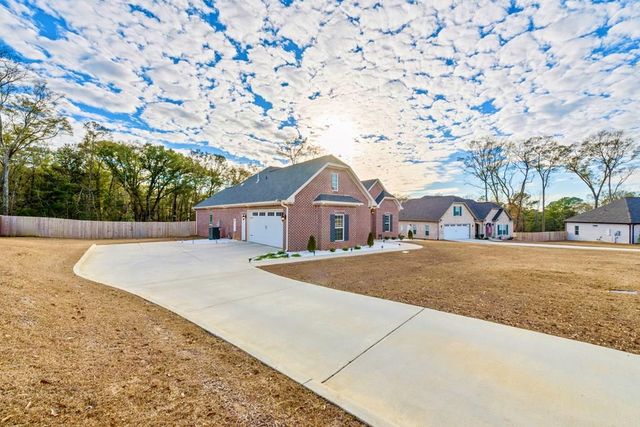 303 White Oak Dr, New Brockton, AL 36351