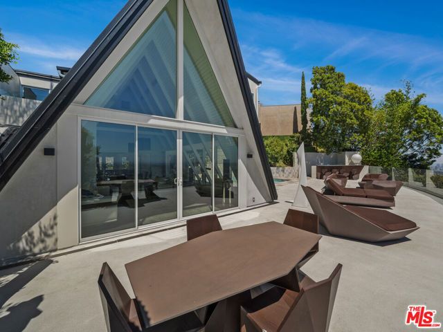 8460 Cole Crest Drive, Los Angeles, CA 90046