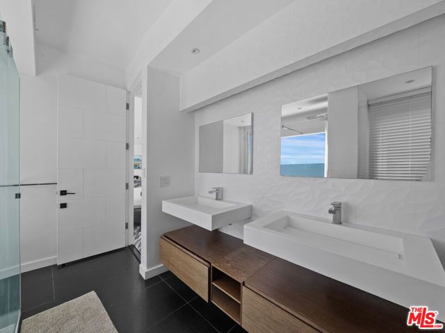 8460 Cole Crest Drive, Los Angeles, CA 90046