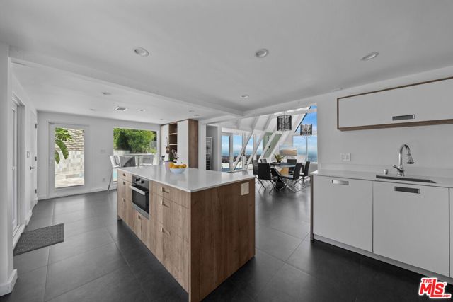 8460 Cole Crest Drive, Los Angeles, CA 90046