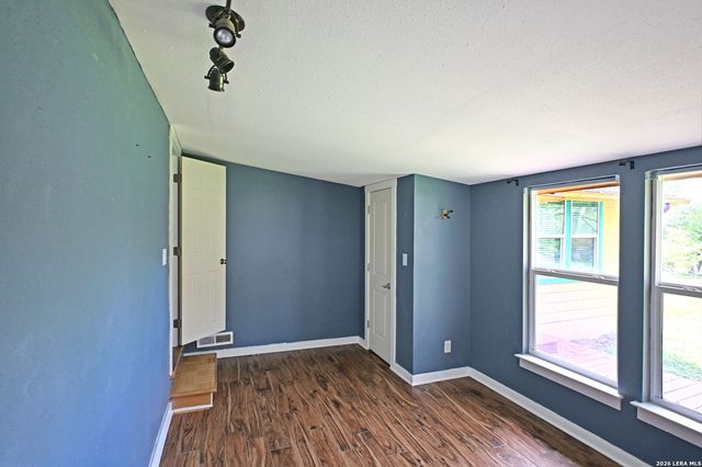 303 S MANTON LN, Castle Hills, TX 78213