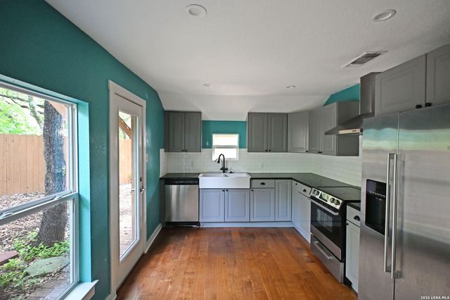 303 S MANTON LN, Castle Hills, TX 78213