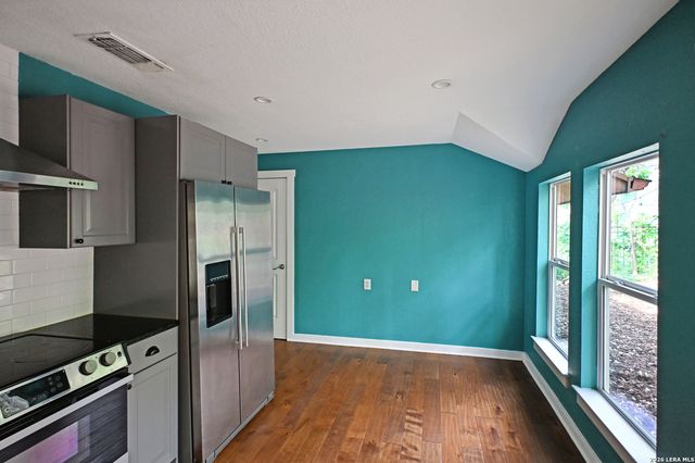 303 S MANTON LN, Castle Hills, TX 78213