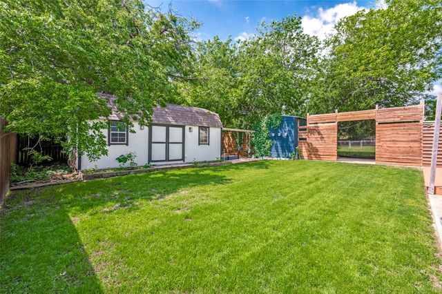 220 W College Street, Lewisville, TX 75057